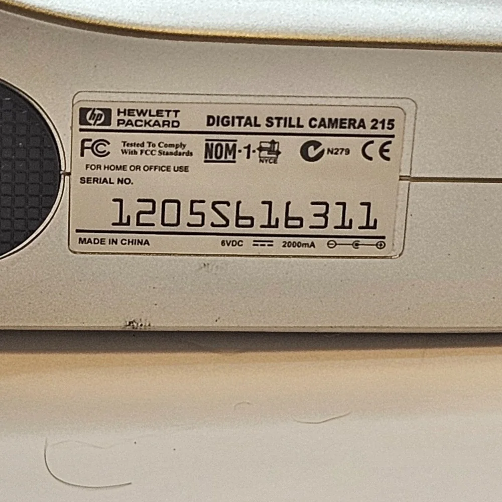 HP Photo Smart 215 digital camera with memory card powers up 4 AA's not included